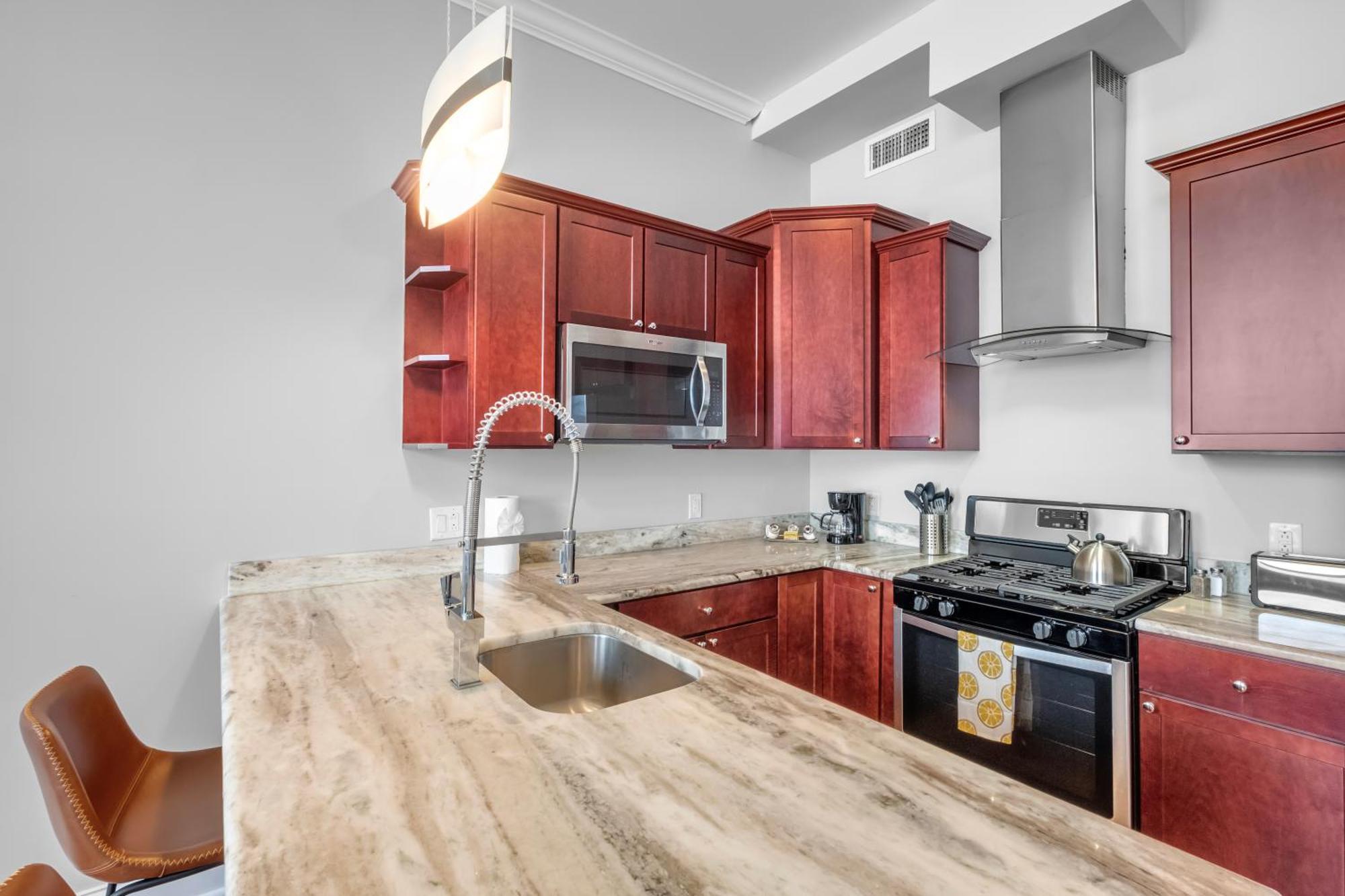 Modern 1br W Rooftop Pool Apartment